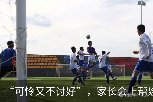 “可怜又不讨好”，家长会上帮娃整理一个多小时书，收获一片骂声